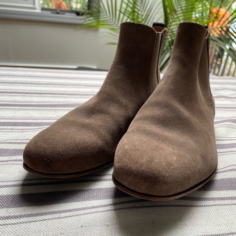 Men’s Hand Made in Italy size 10.5 /44 
Suede with stretch fabric on sides Tan